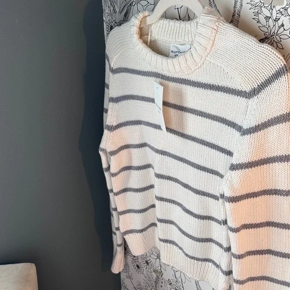 Elegant Striped Sweater in Cream and Gray - Picture 3 of 6